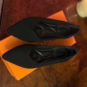 Amazon Black Pointed Toe Cushioned Flats - look just like Rothy’s - worn once!